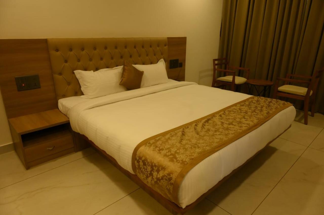 Shrreyas Inn Boarding & Lodging Кундапур Екстериор снимка